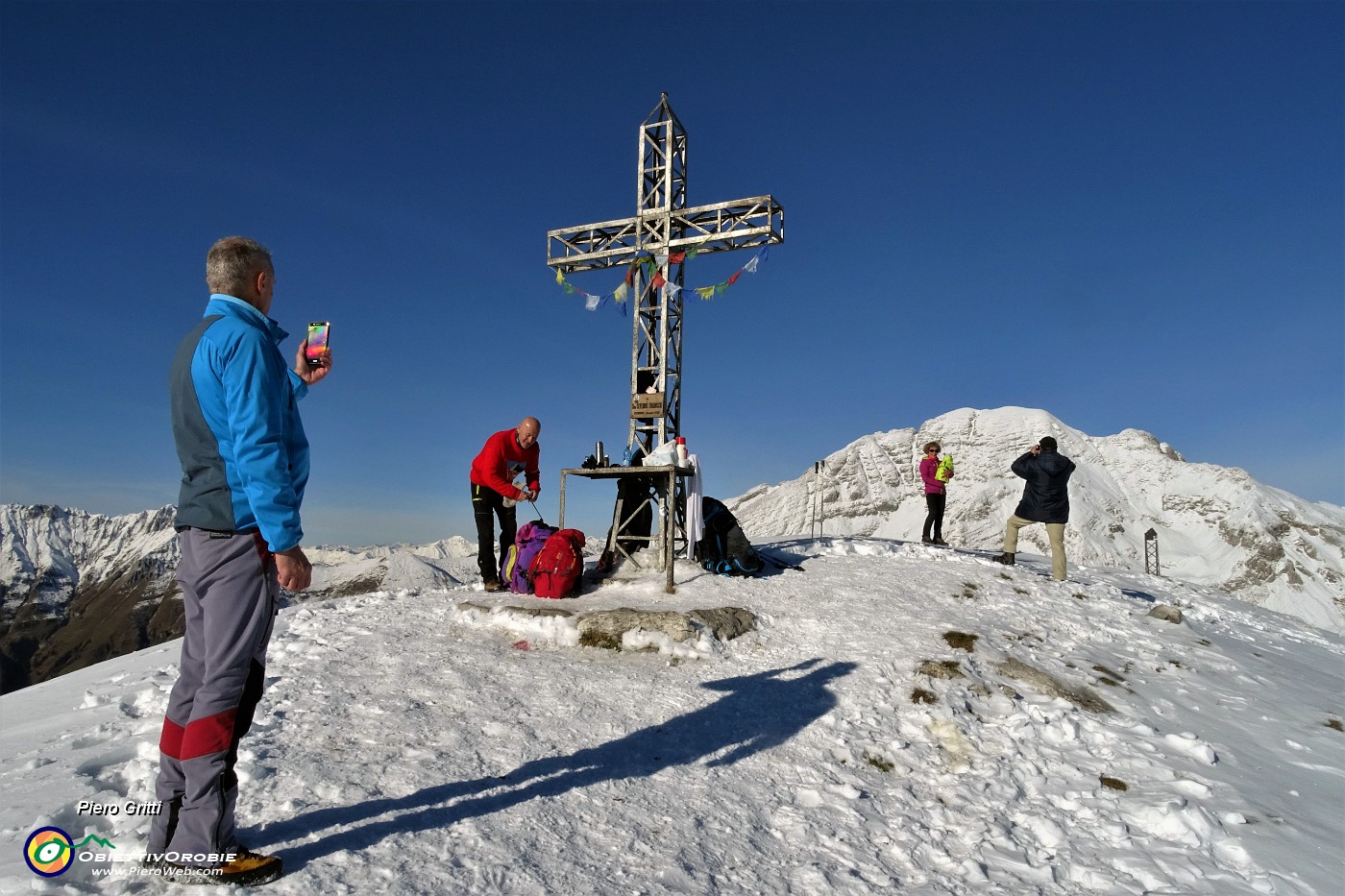 51 Foto di vetta alla croce di Cima Grem (2049 m) con da sfondo l'Arera.JPG -                                